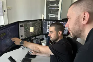 Djelatnici Zaštite Jukić prate snimke videonadzora na monitorima u nadzornom centru
