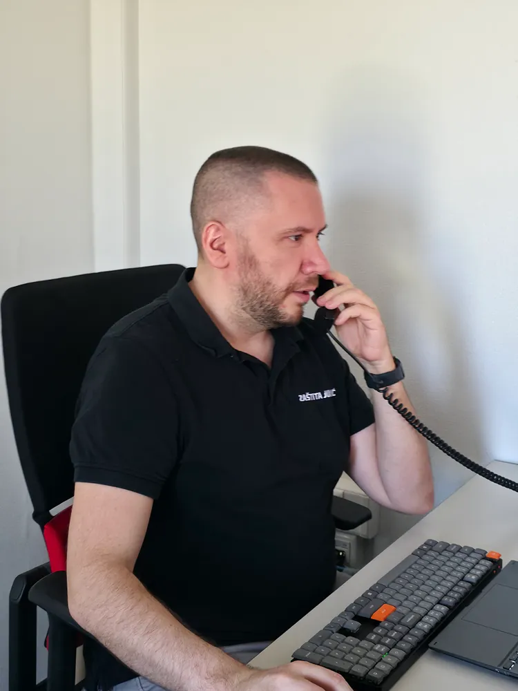 Djelatnik Zaštite Jukić razgovara s korisnikom telefonom za radnim stolom