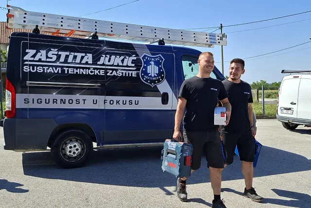 Dvojica tehničara Zaštite Jukić kreću na teren s alatom ispred servisnog kombija