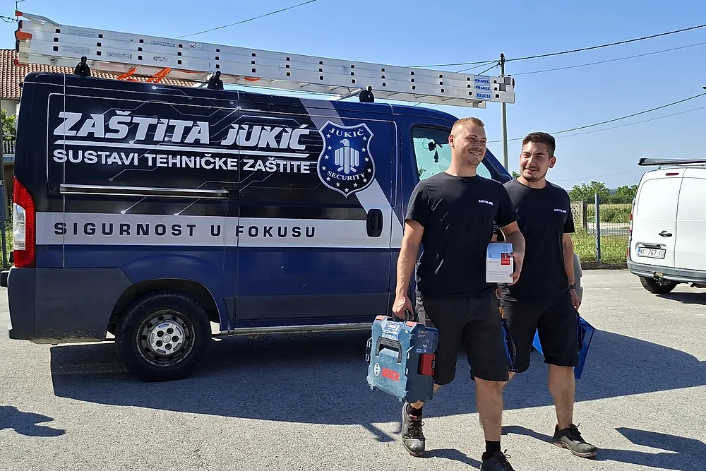 Dvojica tehničara Zaštite Jukić kreću na teren s alatom ispred servisnog kombija
