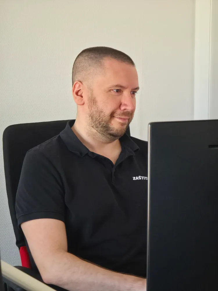 Djelatnik Zaštite Jukić za računalom u uredu