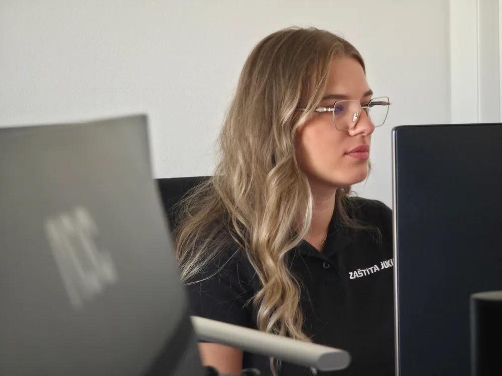 Djelatnica Zaštite Jukić za radnim mjestom između dva monitora u uredu