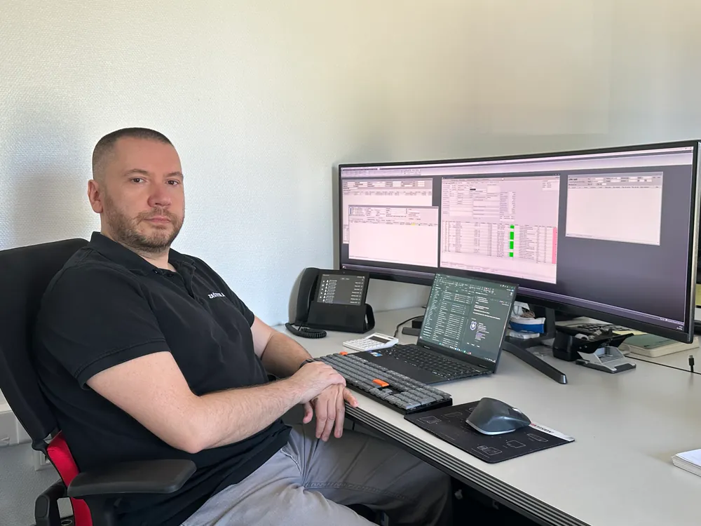 Djelatnik Zaštite Jukić za radnim stolom s tri monitora i prijenosnim računalom