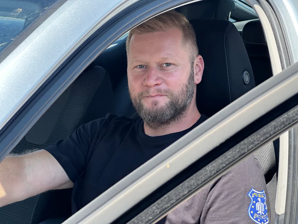 Djelatnik Zaštite Jukić za volanom službenog vozila prije polaska na teren