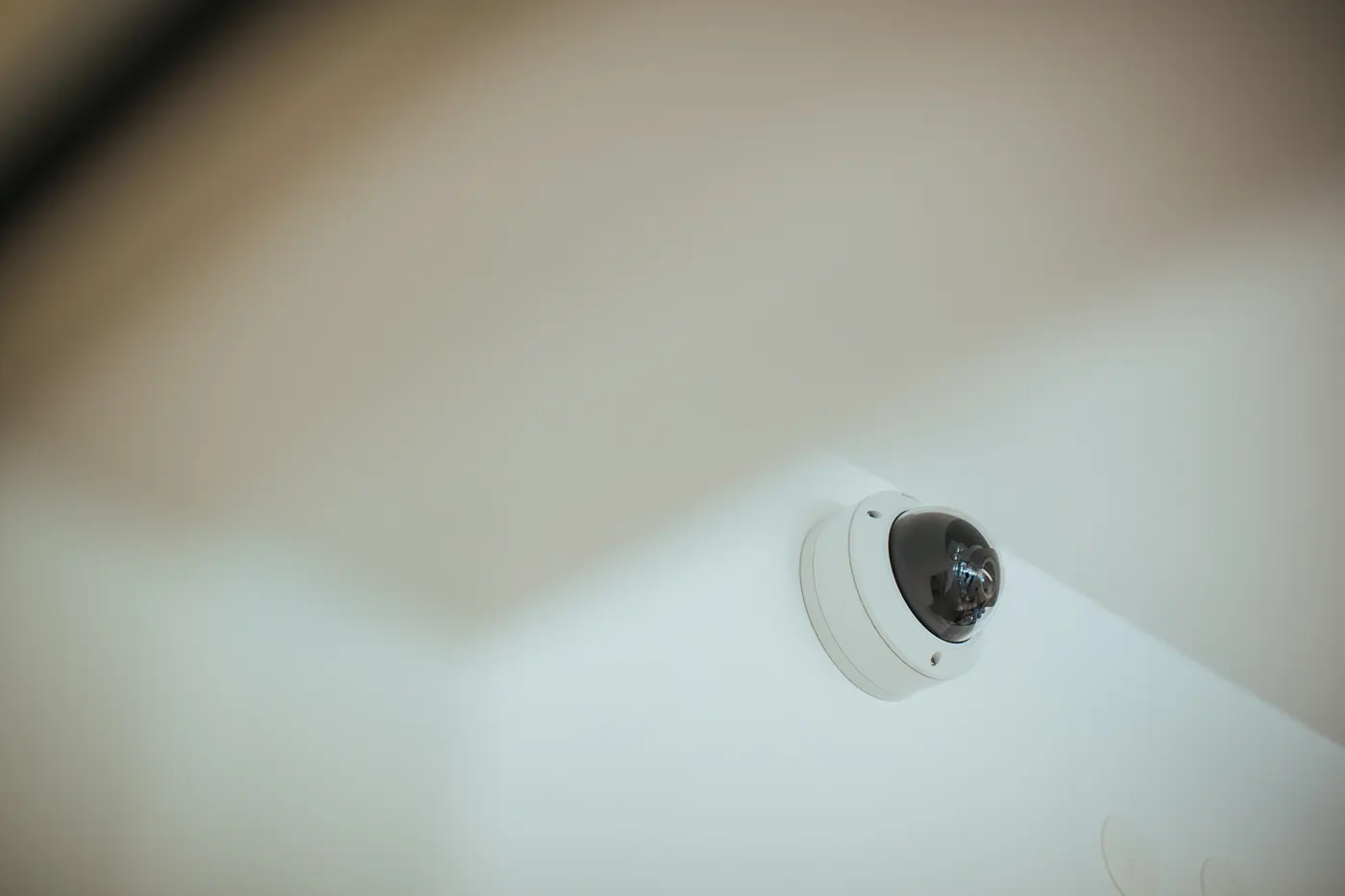 Stropna dome kamera u uredskim prostorima