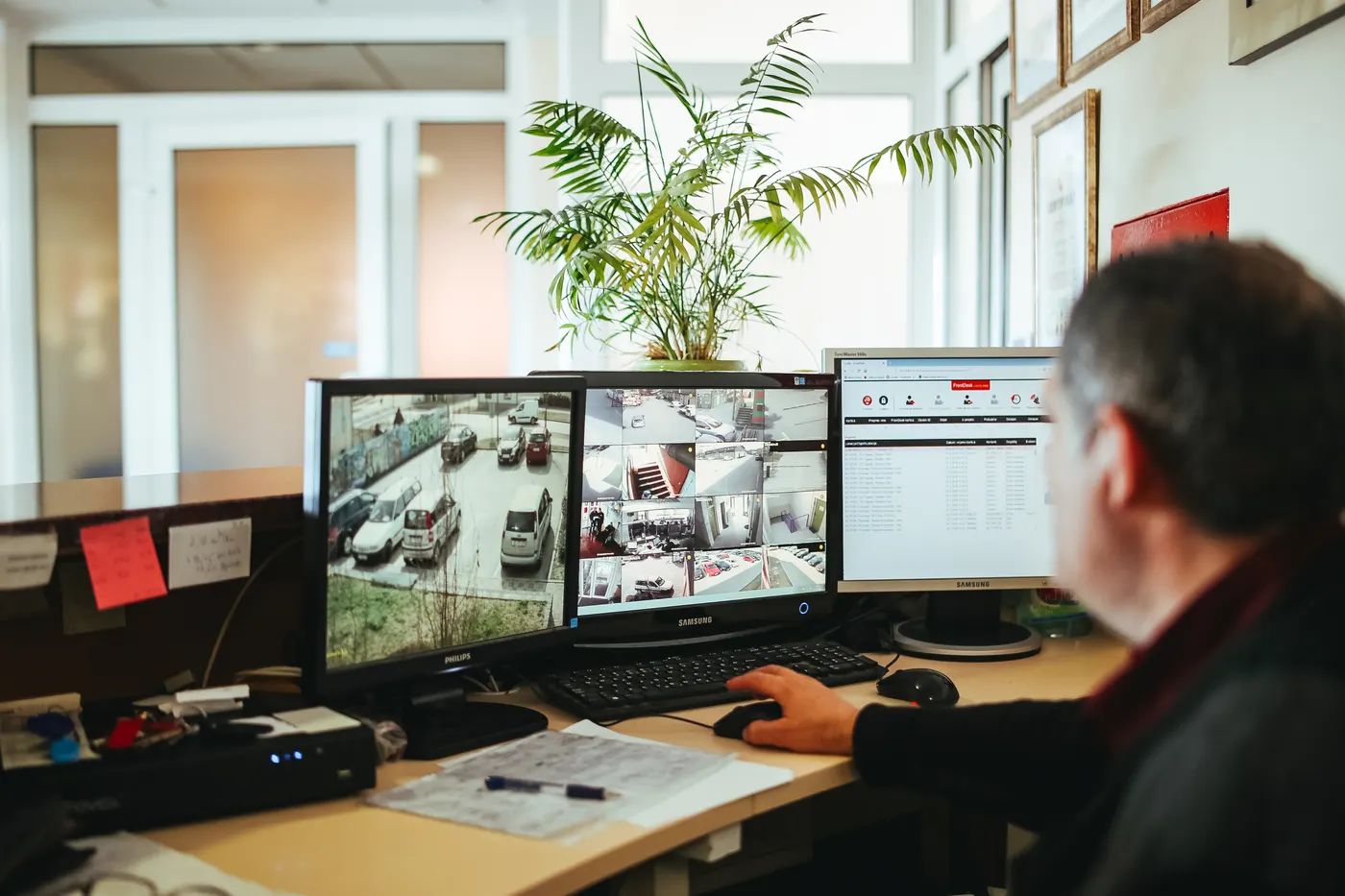 Pregled kamera videonadzora uživo na nadzornim monitorima