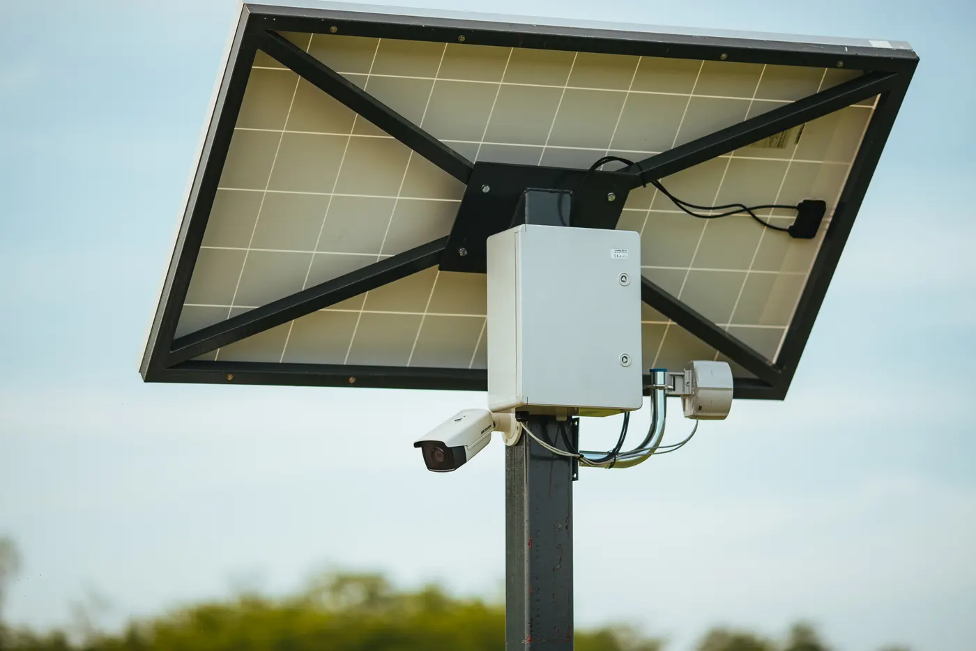 Solarni panel, ormar s opremom i kamera na stupu autonomnog videonadzora