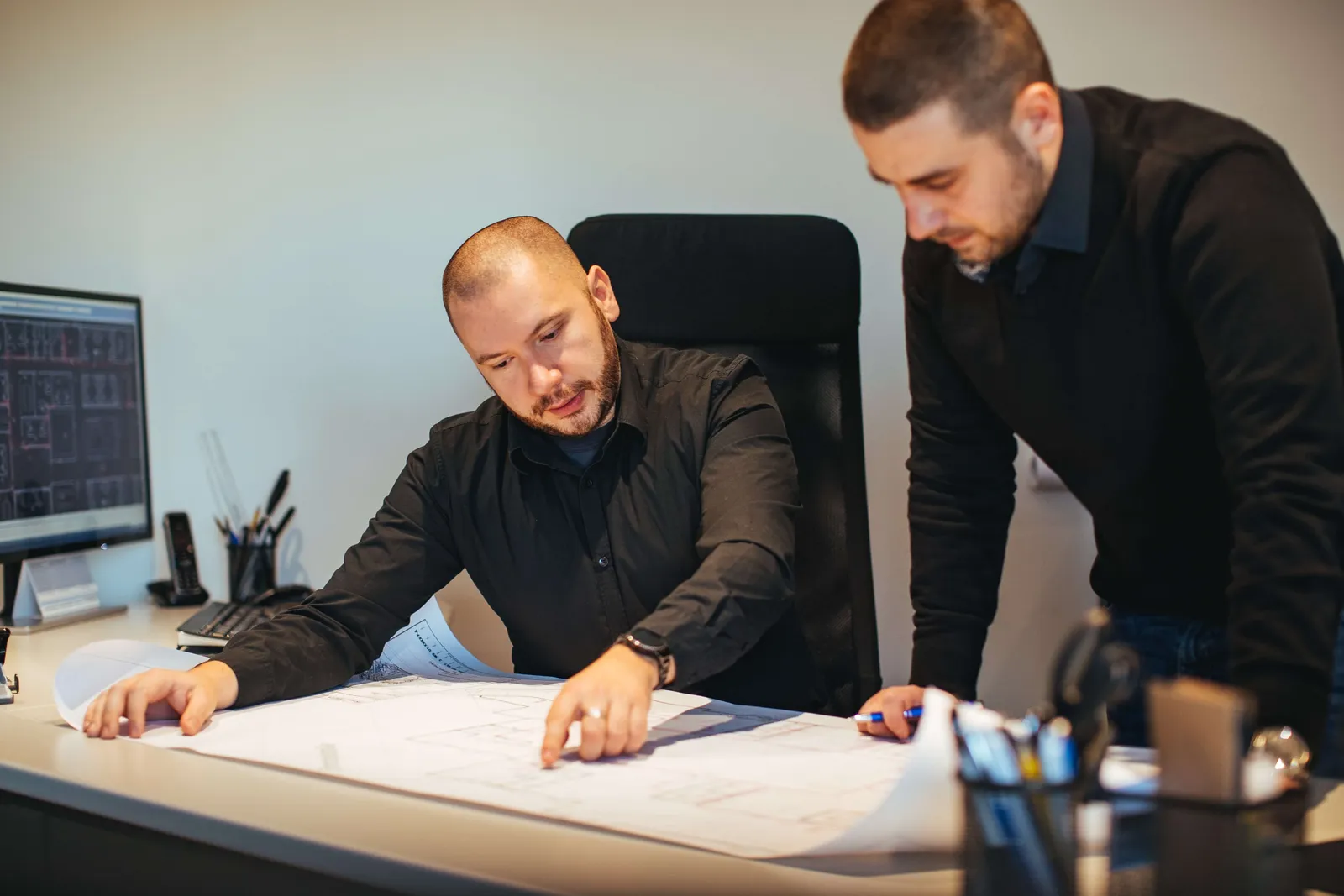 Inženjeri Zaštite Jukić pregledavaju projektnu dokumentaciju