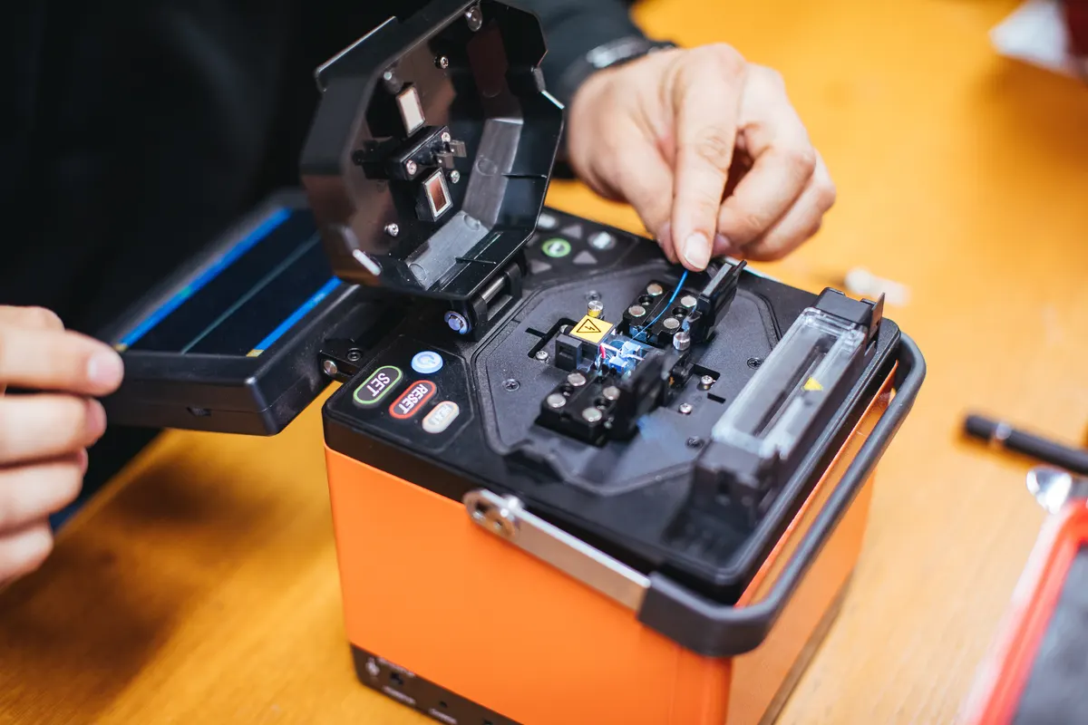 Fusion splicer tijekom spajanja optičkih vlakana
