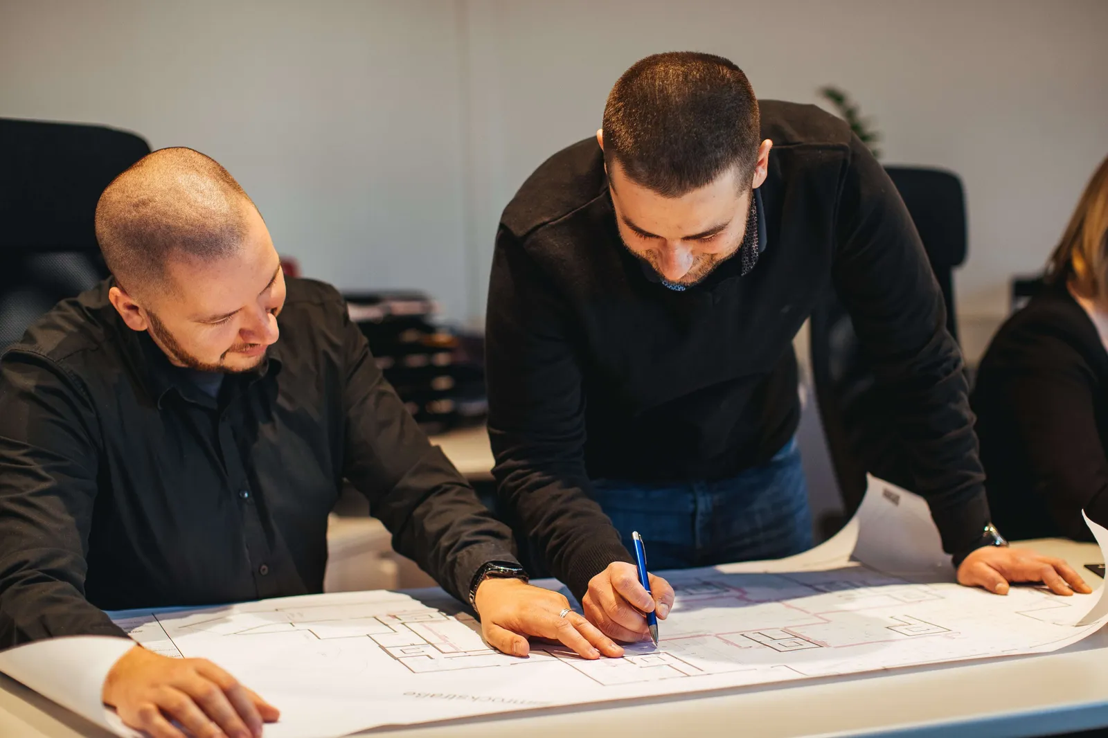 Inženjeri Zaštite Jukić nad nacrtom objekta i projektom sustava tehničke zaštite