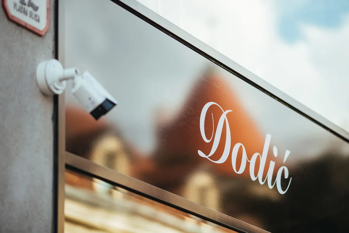 Kamera videonadzora uz natpis Zlatarne Dodić na objektu