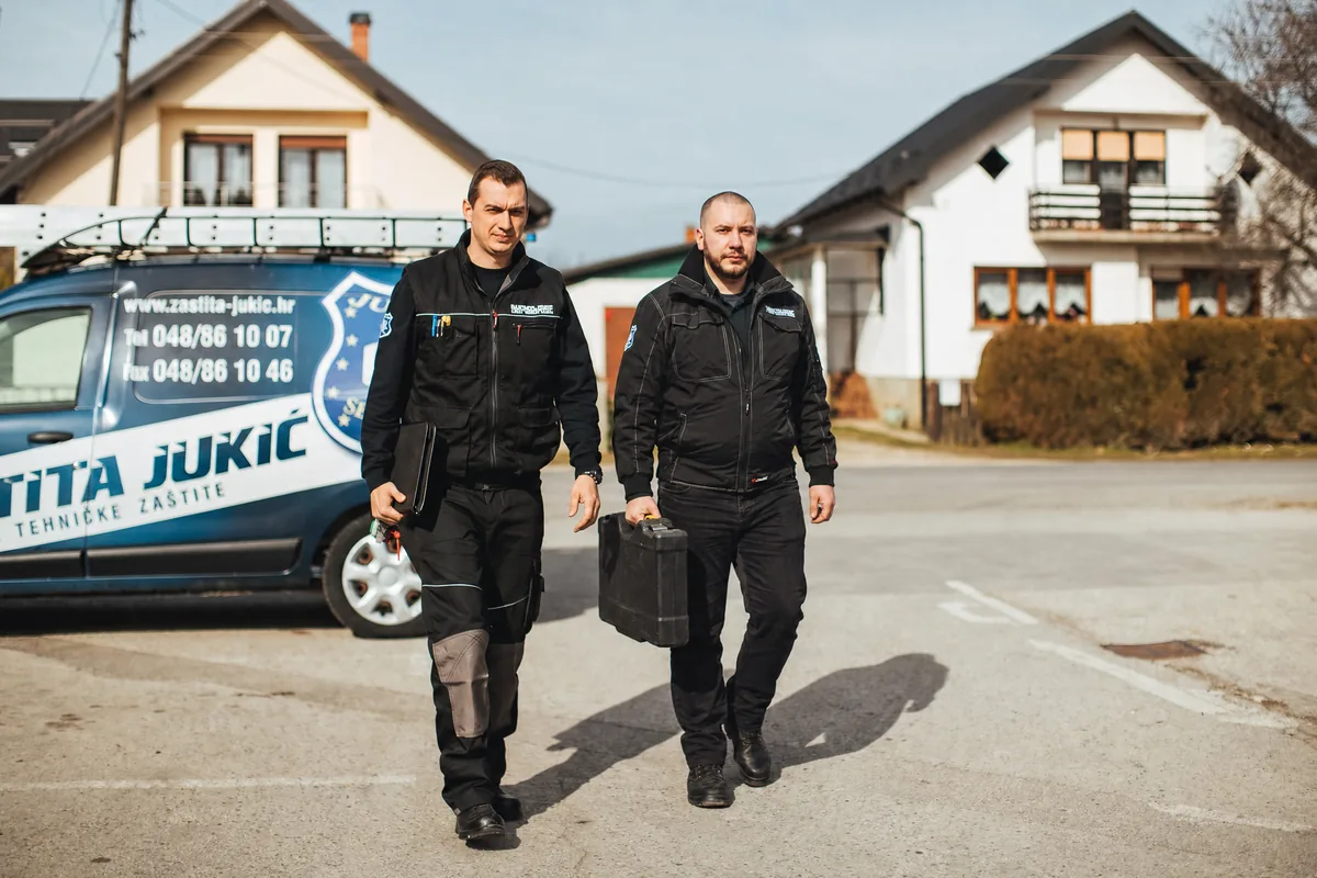 Tehničari Zaštite Jukić s koferom opreme na terenu