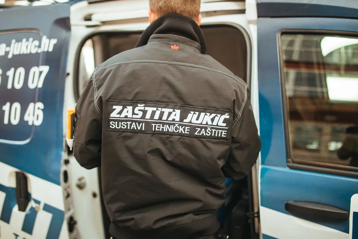 Tehničar Zaštite Jukić uzima opremu iz brendiranog servisnog vozila